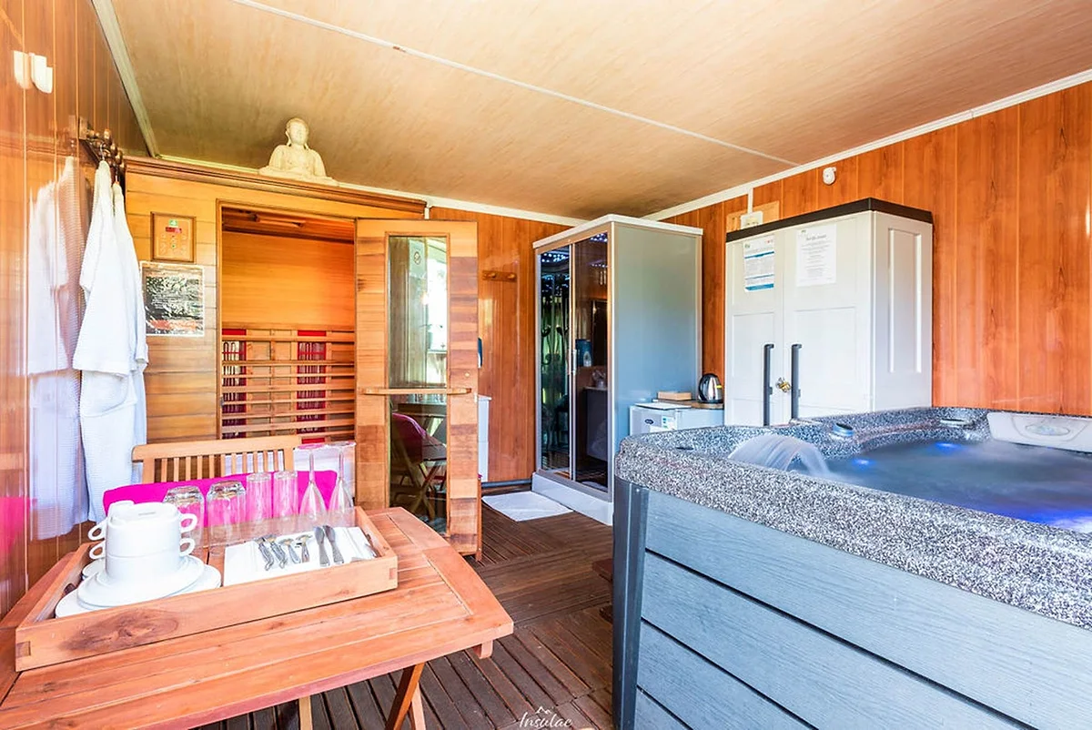 L'espace privé de la bulle, avec le jacuzzi, la douche et le coin repas