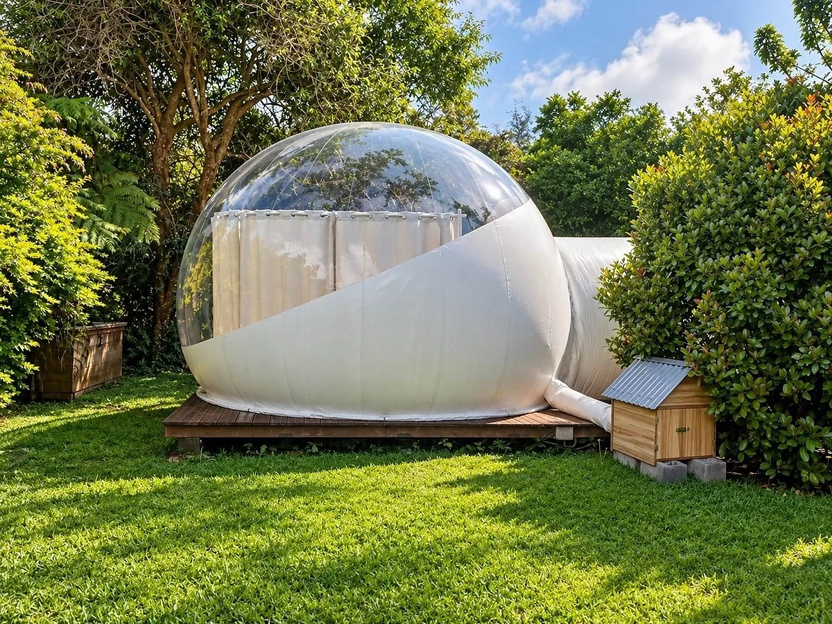 La Flower Bulle posée sur sa terrasse en bois, dans le jardin des Bungalows des Makes