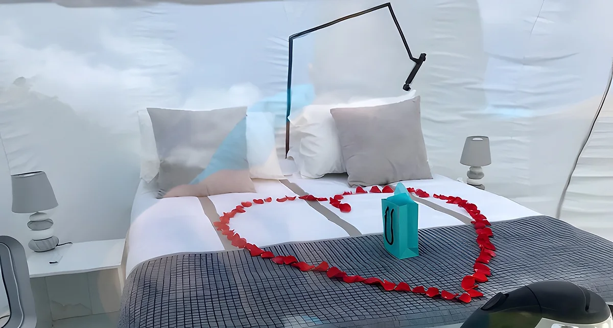 Le lit de la bulle décoré de pétales de roses en forme de cœur