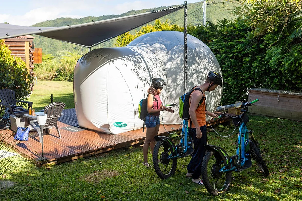 Deux cyclistes et leurs VTT devant la Flower Bulle