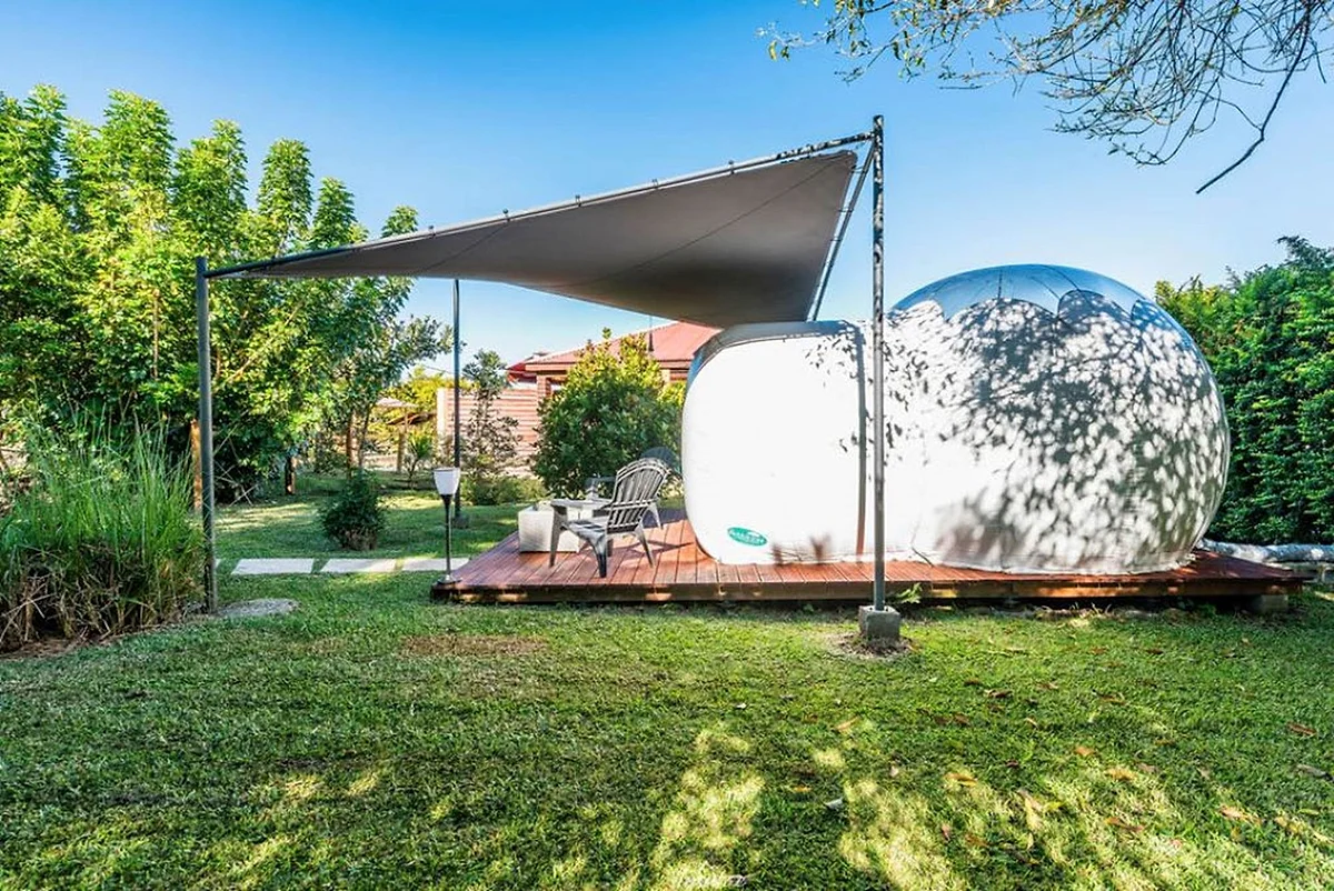 La bulle transparente sous sa voile d'ombrage, dans le jardin