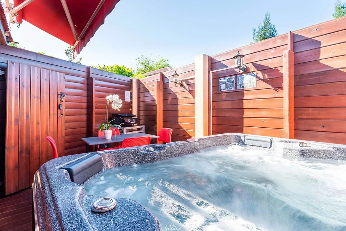 Le jacuzzi privé du bungalow premium sur sa terrasse fermée en bois