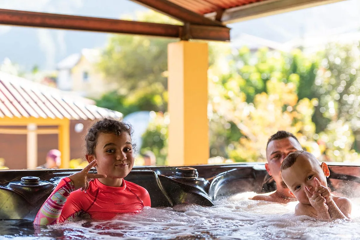 Deux enfants s'amusent dans le spa de nage