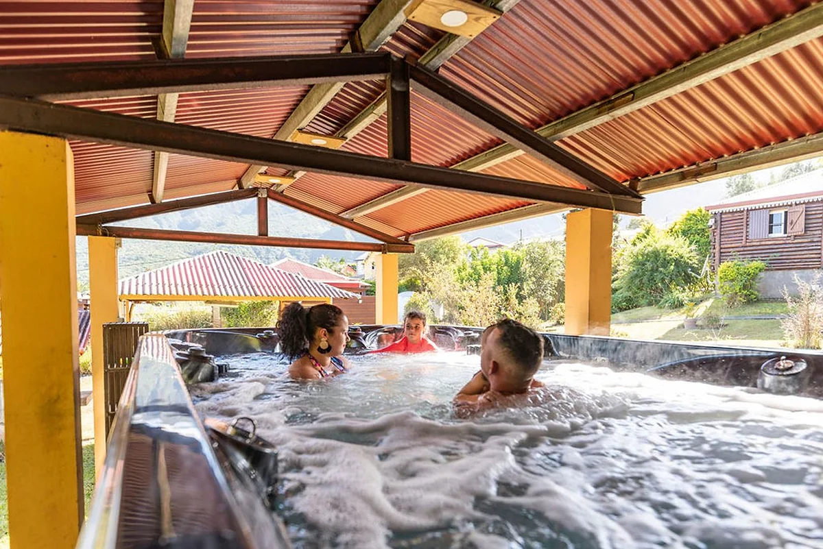 Les jets du spa de nage sous la charpente en bois