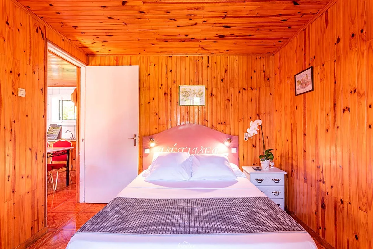 La chambre double d'un bungalow, tout en bois