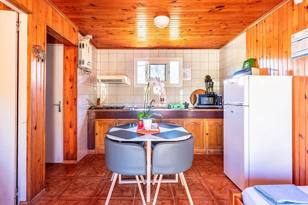 La cuisine équipée d'un bungalow, avec sa table