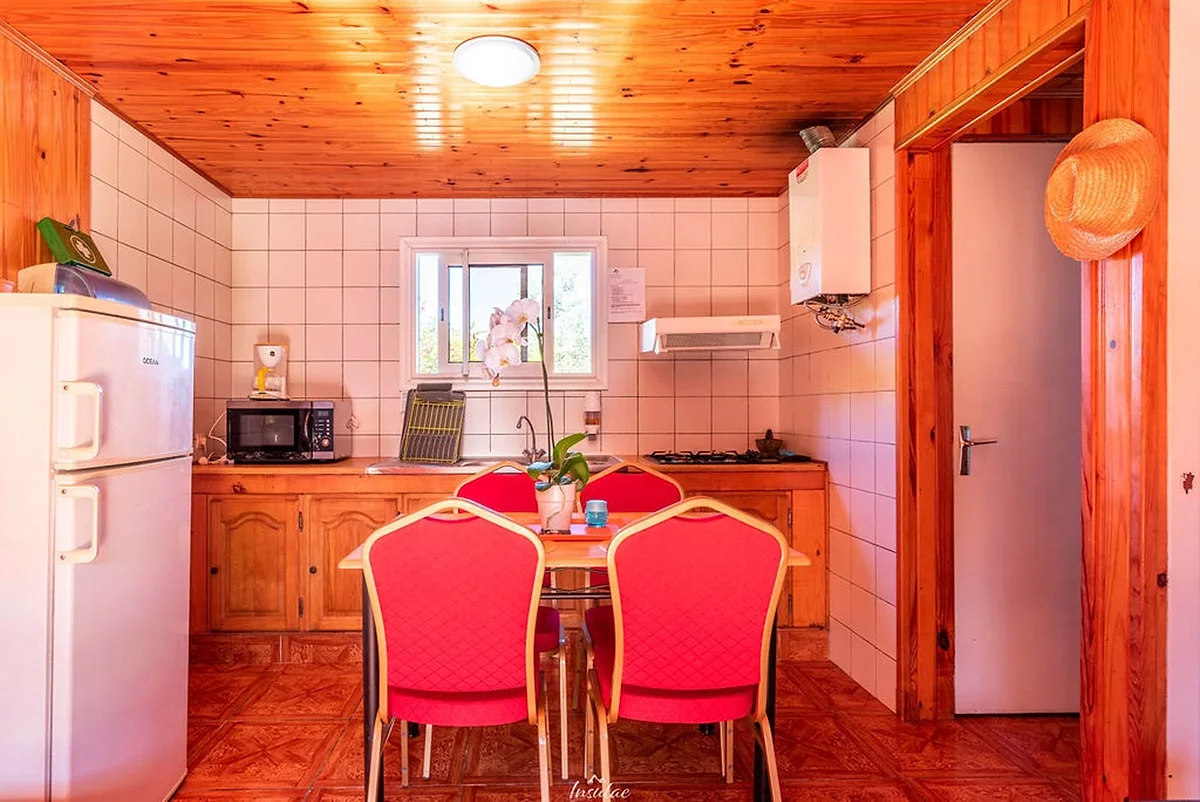 Le séjour en bois d'un bungalow standard, avec le canapé et les lits gigognes